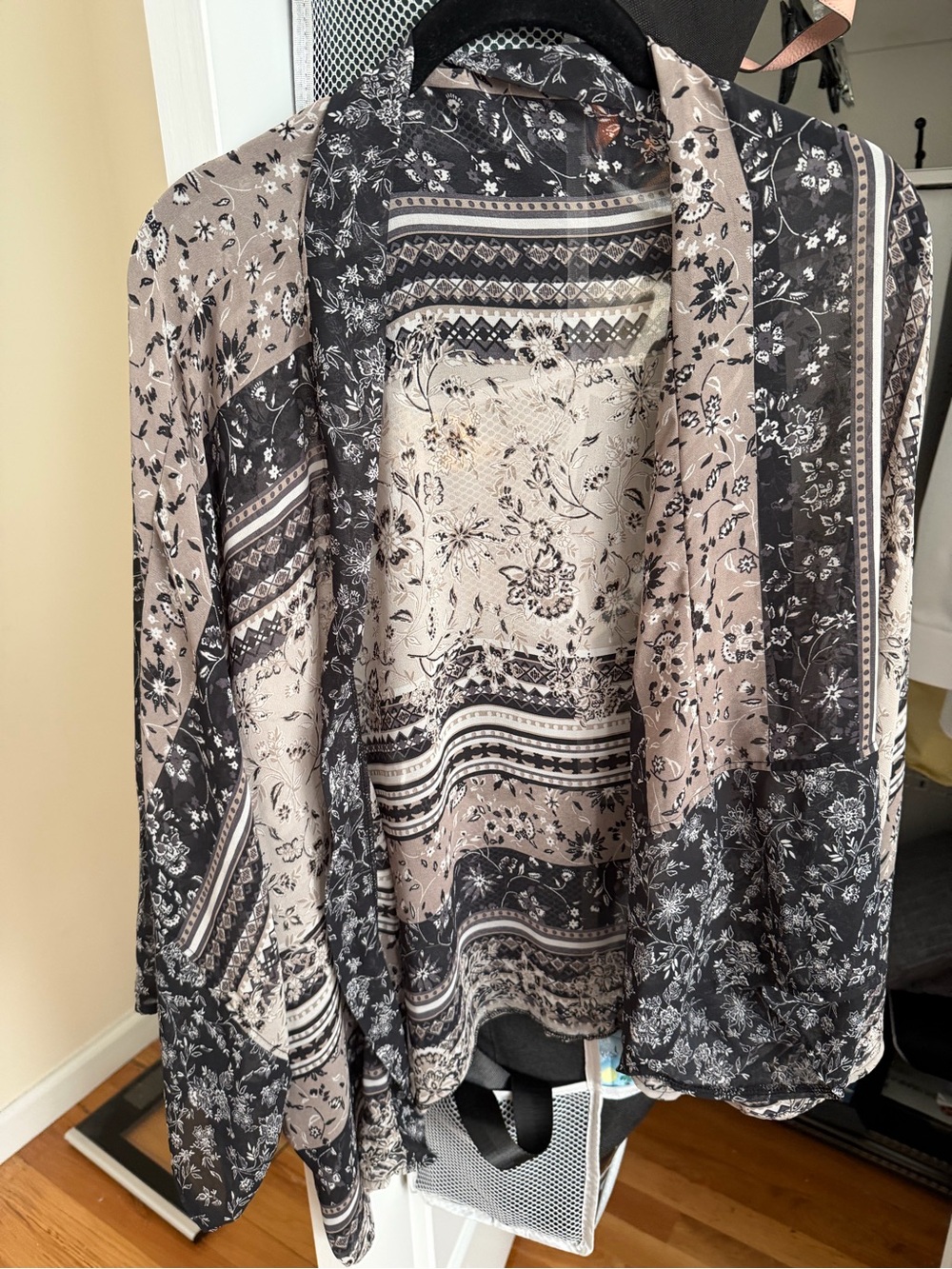 Croft & Barrow Black and Taupe Floral Print kimono